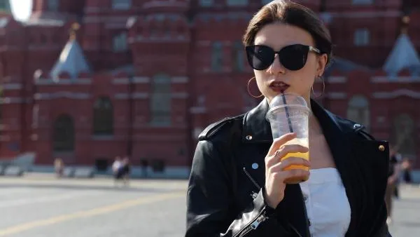 Нутрициолог Мещерякова заявила о микроударах газировки по желудку
