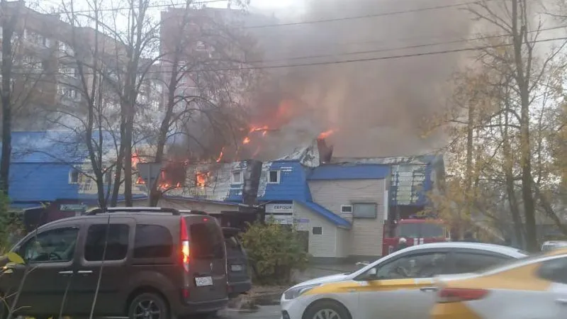 Здание с баней и парикмахерской загорелось в Чехове