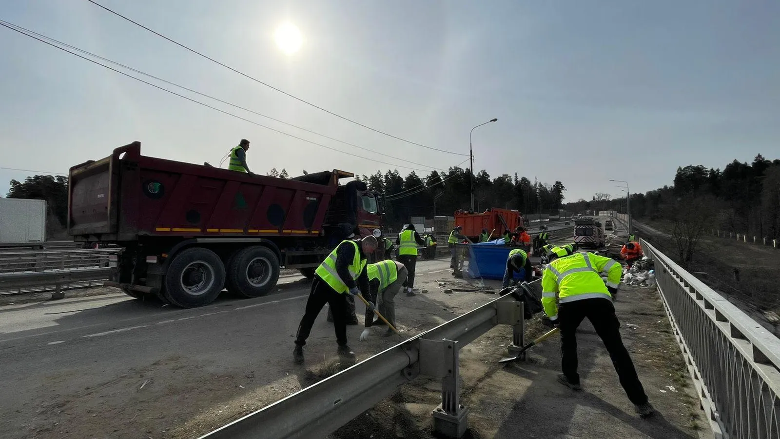 Рабочие делают разворотную полосу и строят тротуар — автор Маргарита Вольф