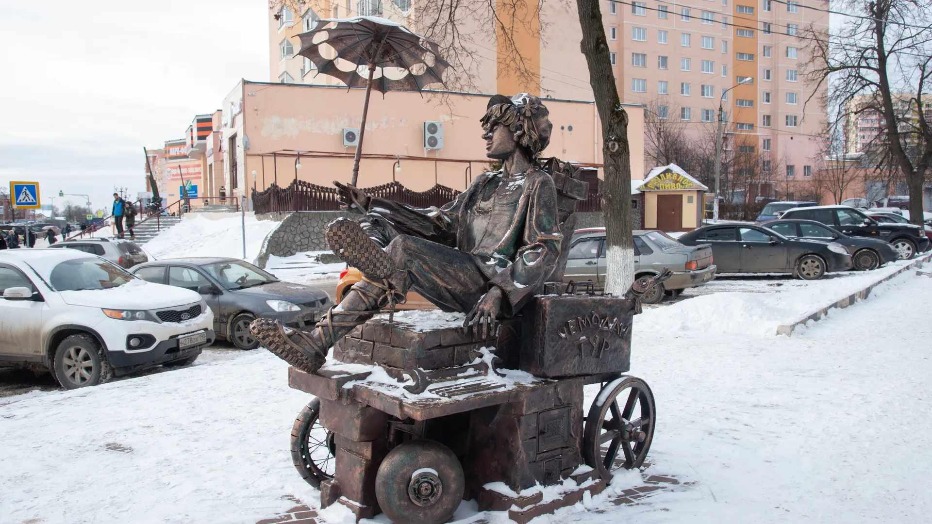 Фотосессия на печи: жительница Наро-Фоминска оседлала бронзового Емелю и вызвала критику в Сети