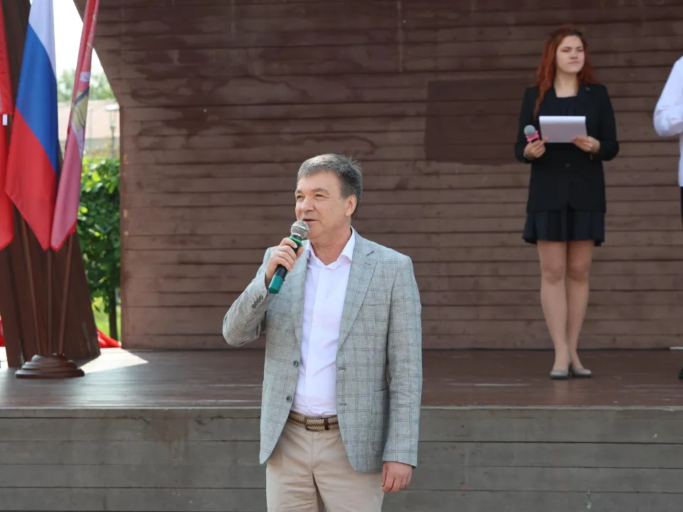 Олег Мироничев напутствует участников трудовых отрядов. Фото: пресс-служба администрации г.о. Электросталь