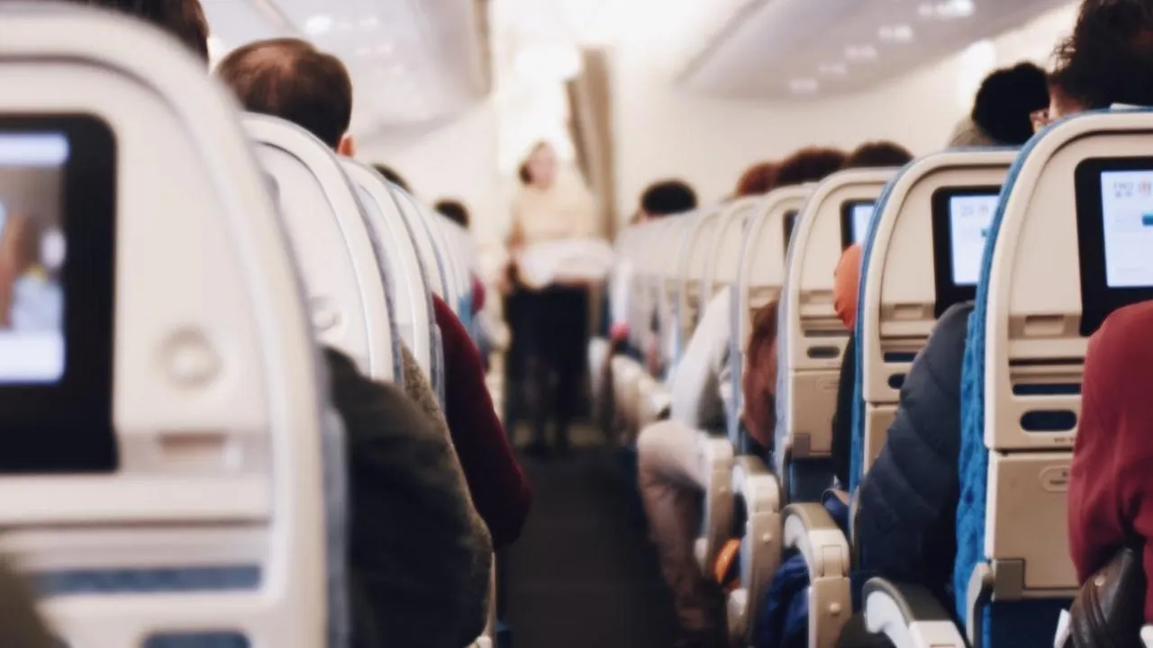 Пассажир Azur Air задержал рейс из-за телефона в самолете