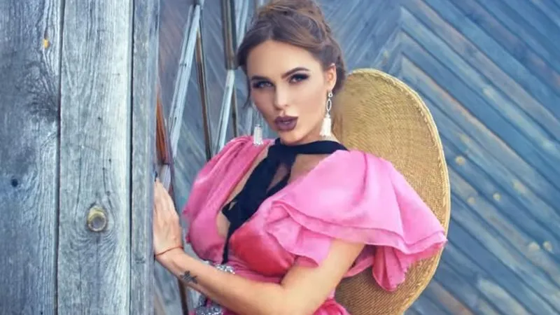 Беременная певица Ханна выпустила новый клип