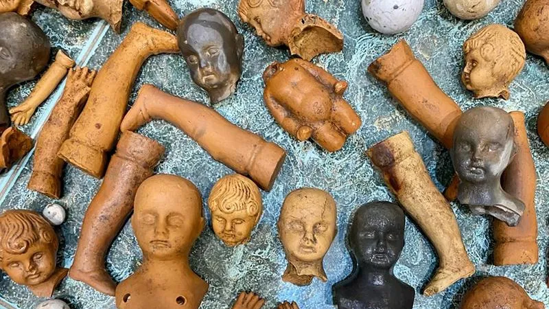 Кукла Маша, кукла Миша: в Гжели нашли склад керамических частей игрушек прошлого века