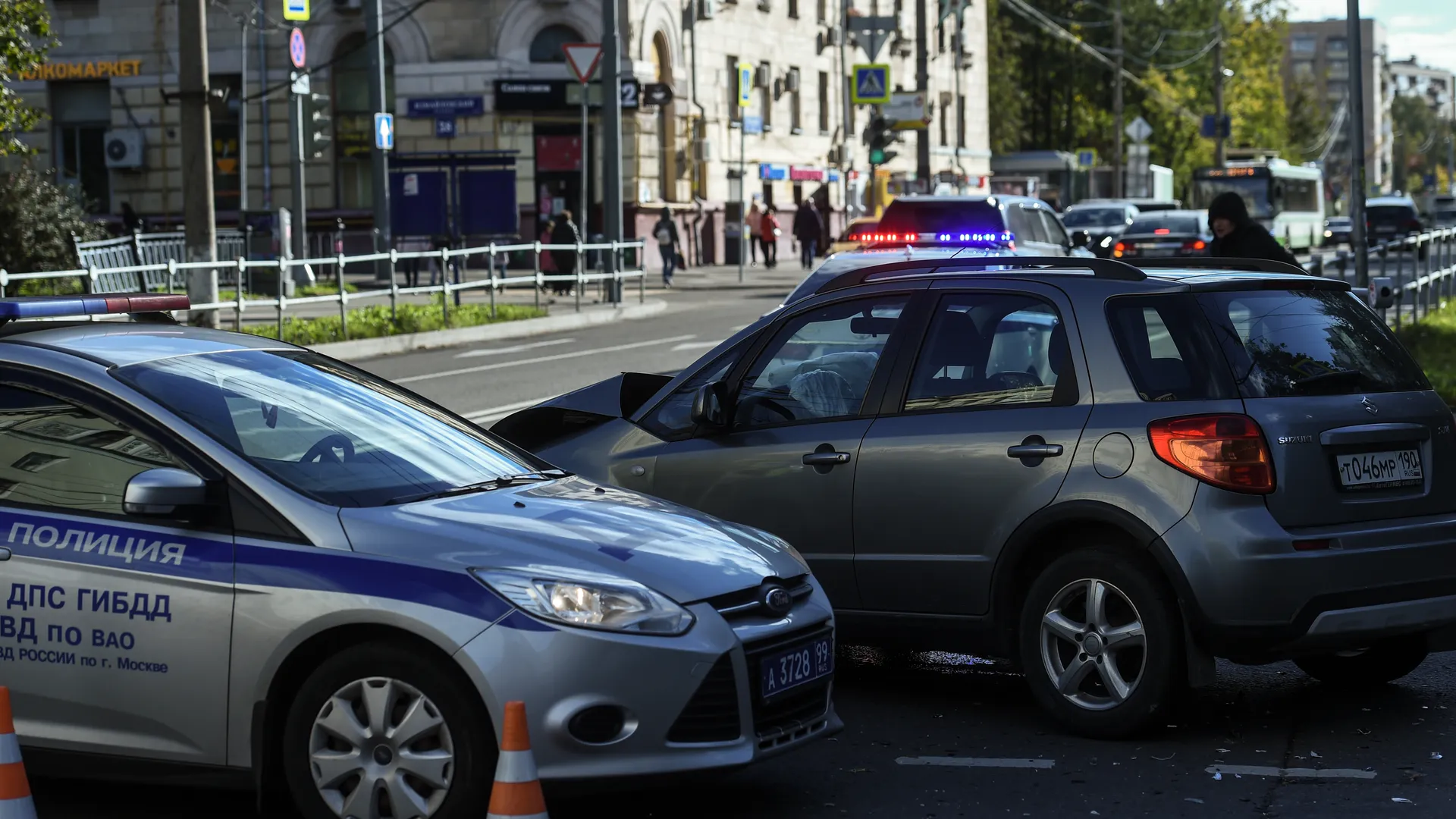 Москвич шесть раз протаранил машину с семьей, выкрикивая угрозы