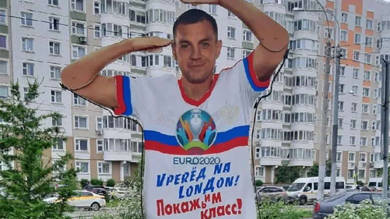 Жители Подольска переодели фигуру Дзюбы к чемпионату Европы по футболу