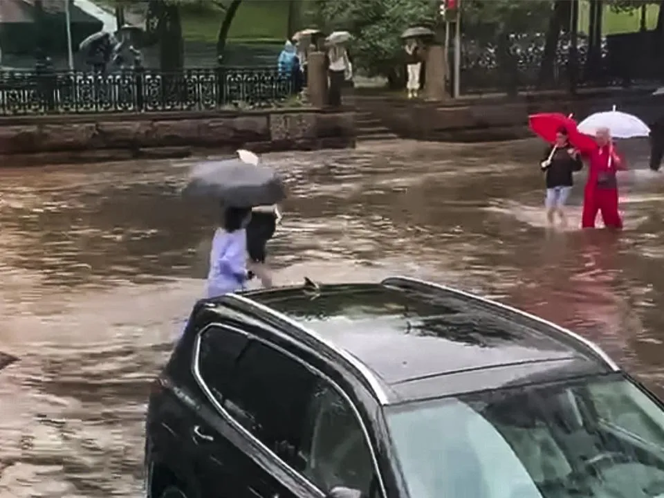 «Зависит от того, кто виновен»: выяснилось, когда нет смысла рассчитывать на компенсацию за испорченное непогодой авто