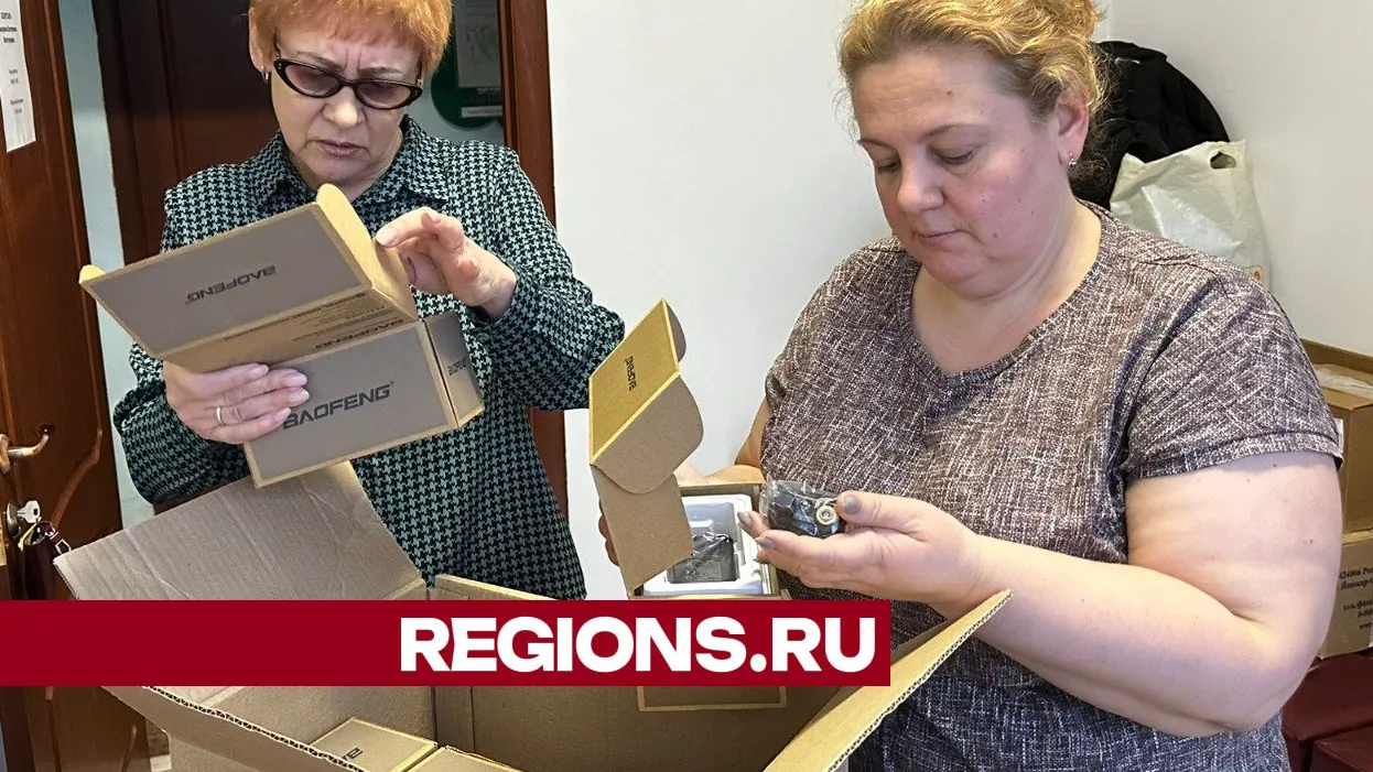 Воспитатели Татьяна Шихметова и Наталья Макарова с рациями для бойцов. Фото: Екатерина Макарова