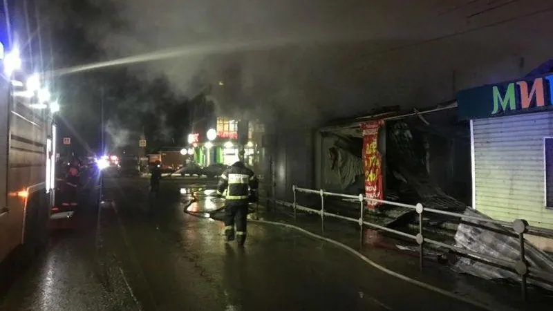 Открытое горение в торговых рядах в Раменском ликвидировано