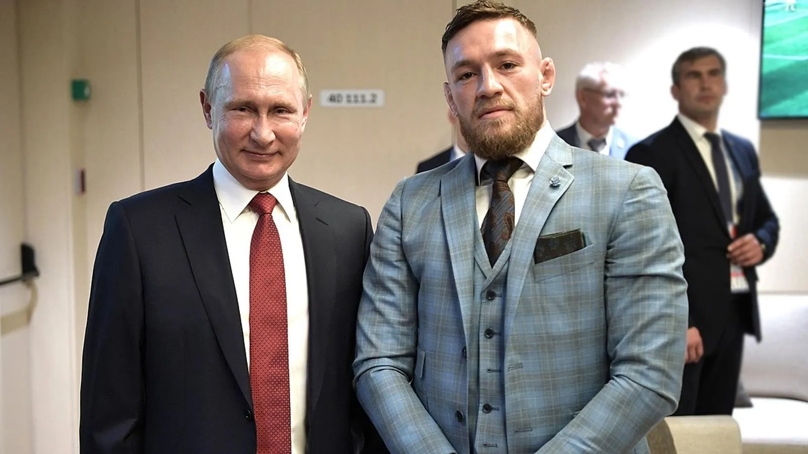 Президент России Владимир Путин и Конор Макгрегор в перерыве финального матча ЧМ по футболу, Москва, 15 июля 2018 года