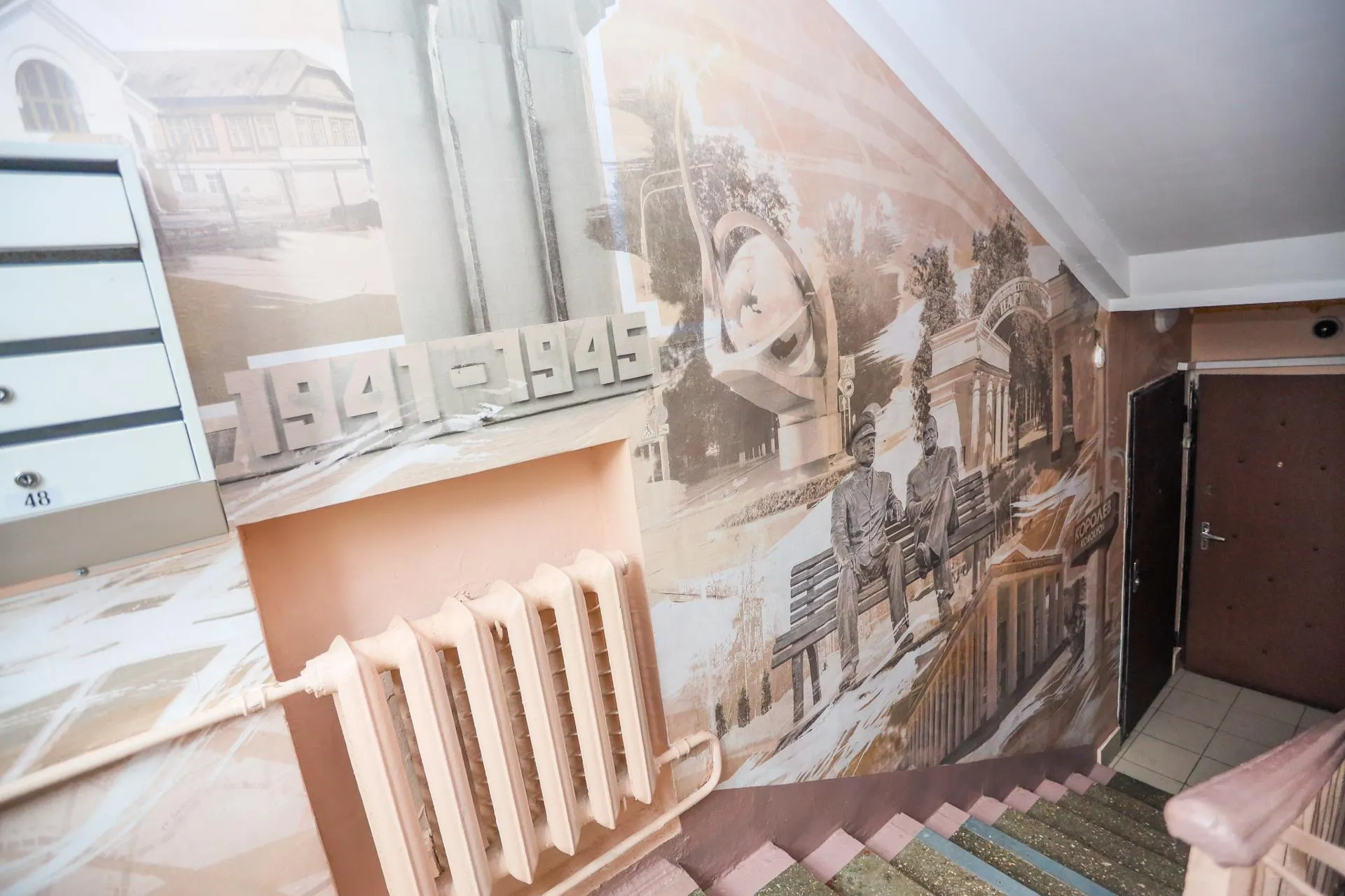 Тематическое оформление подъезда в Королеве