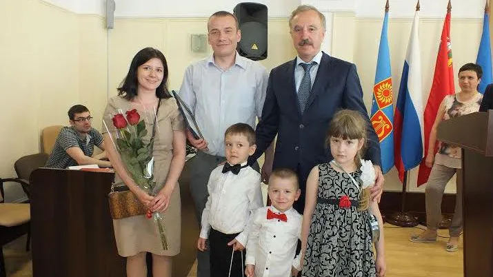 Жилищные сертификаты получили три молодые семьи из Люберец