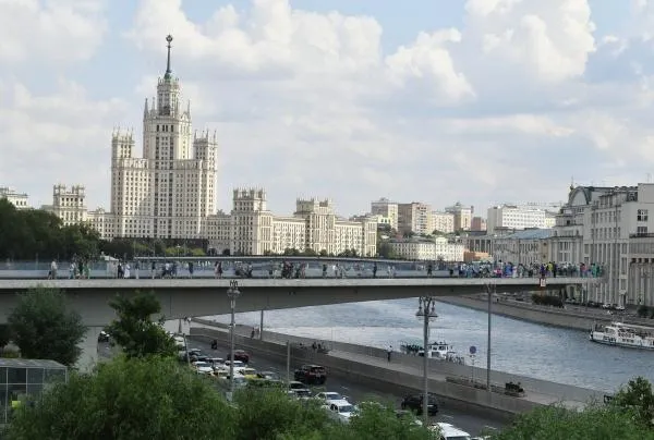 Отдыхающие на Парящем мосту в парке «Зарядье» в Москве