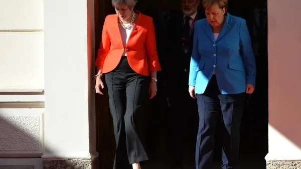 Эксперт объяснил, почему Меркель не подала руки Мэй
