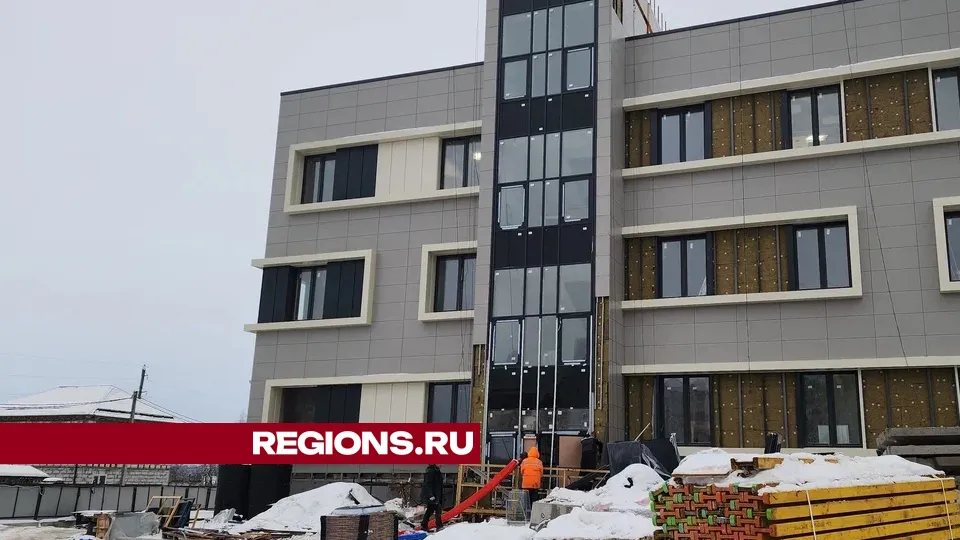 Отделочные работы ведутся в новой поликлинике в Лосино-Петровском. Фото: Валерия Тингаева