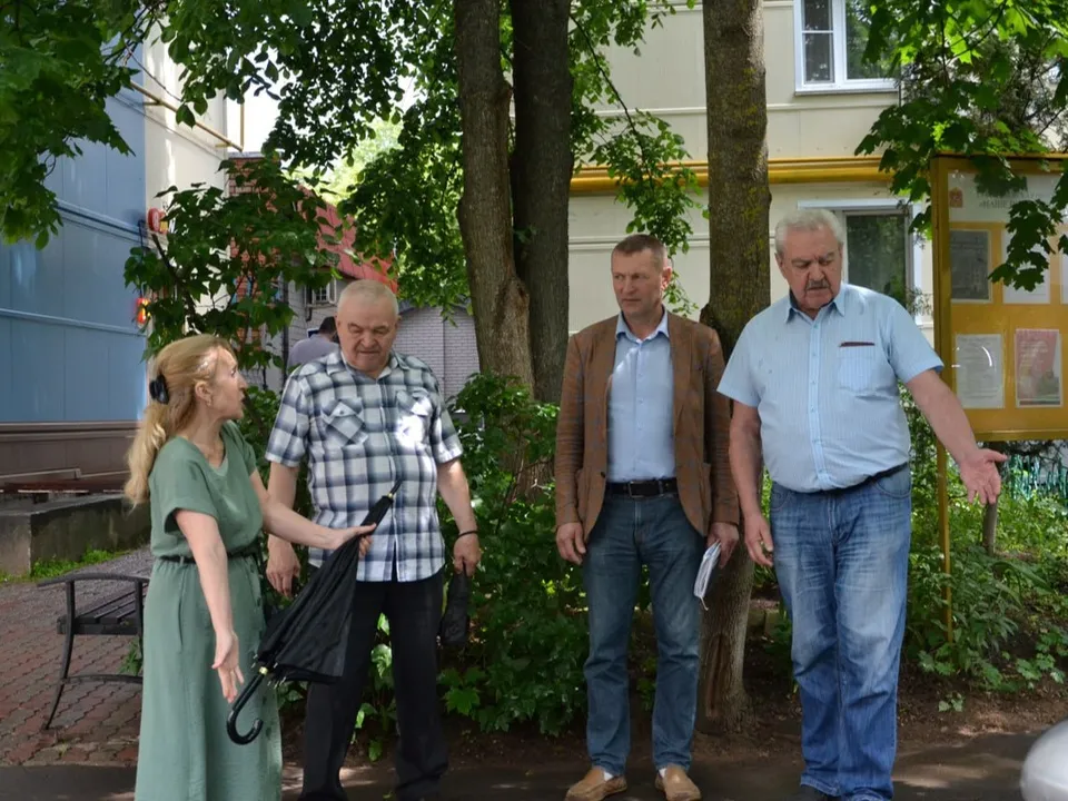 Председатель Совета депутатов Александр Мостковой (крайний справа), главный инженер МБУ «Жилищное хозяйство» Александр Санжаревский (второй справа). Фото: t.me/krasnoznamensk_news