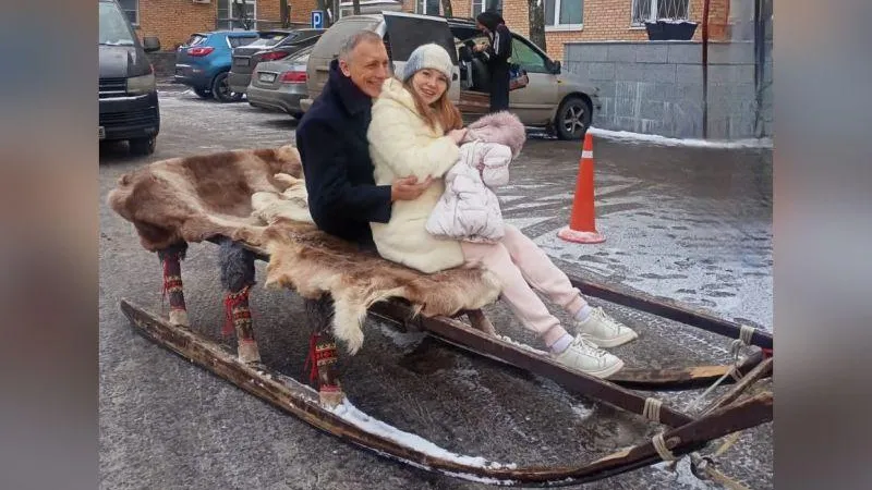 Счастливый отец из Одинцово приехал забирать жену из роддома на оленьей упряжке