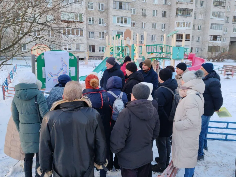 Глава города Роман Хожаинов обсуждает с жителями план будущего благоустройства двора. Фото: пресс-служба администрации г.о. Черноголовка