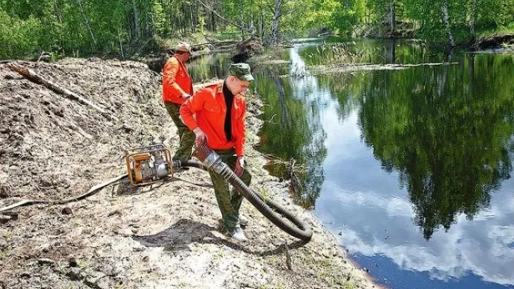 Свыше 400 тысяч кубометров воды закачали в системы обводнения торфяников региона
