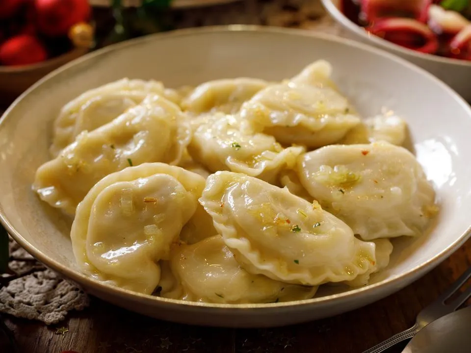 Кольцо, фасоль и нитка: как гадать на варениках с сюрпризом на Старый Новый год