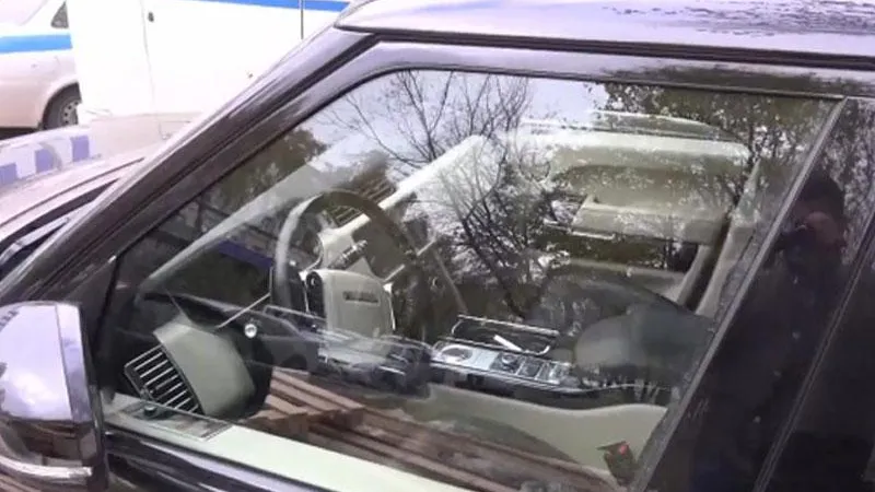 Автомобиль Range Rover Sport врезался в забор церкви в Калуге