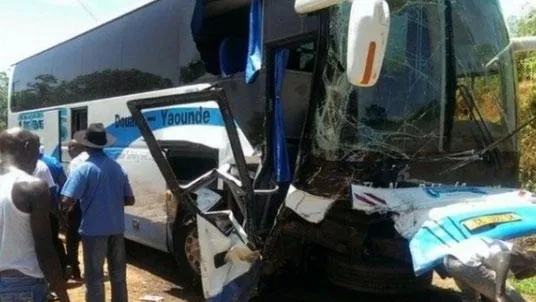 В Камеруне автобус упал в овраг, есть погибшие