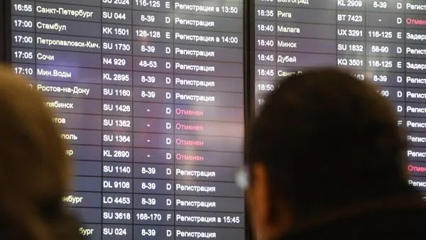 Более 20 рейсов задержали и отменили в столичных аэропортах
