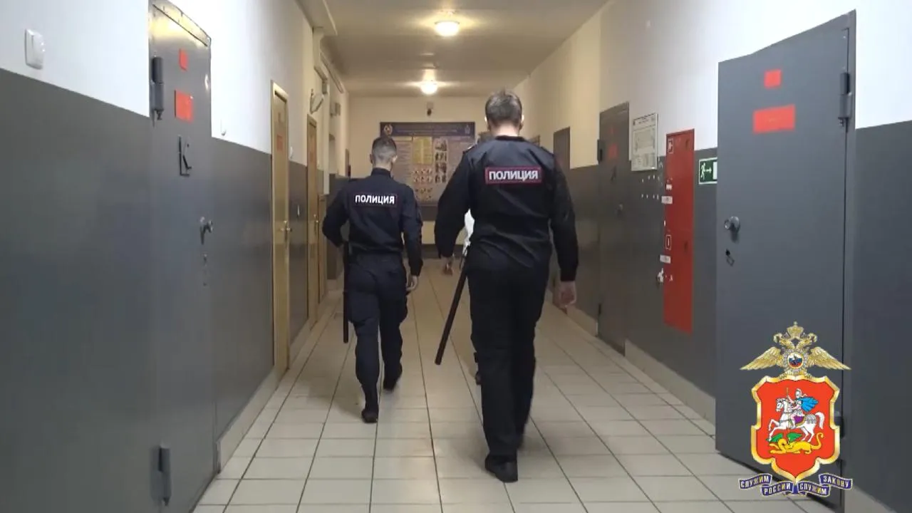 Пособника мошенников, обманувших пенсионера на особо крупную сумму, задержали в Королеве