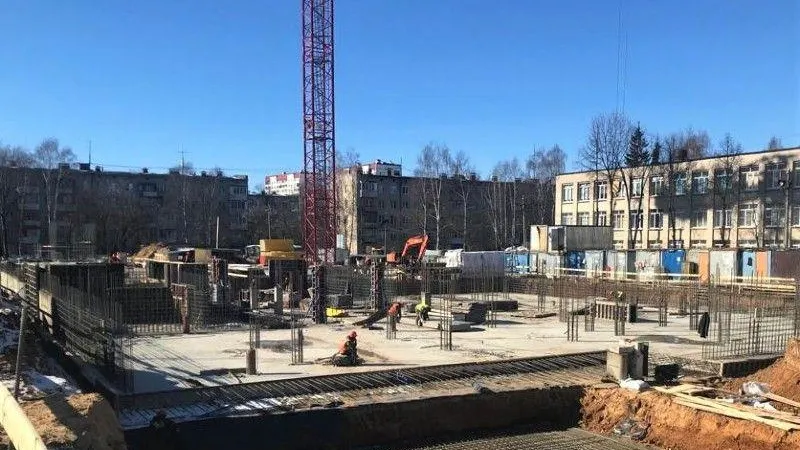 Возведение первого этажа школьной пристройки началось в Лобне