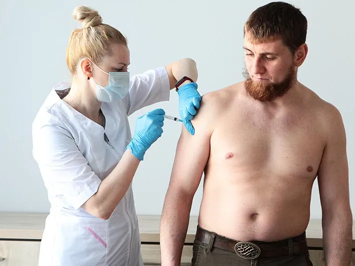 Сотрудники «Истринской сыроварни» сделали уколы от коронавируса и получили стильные значки Vaccinated