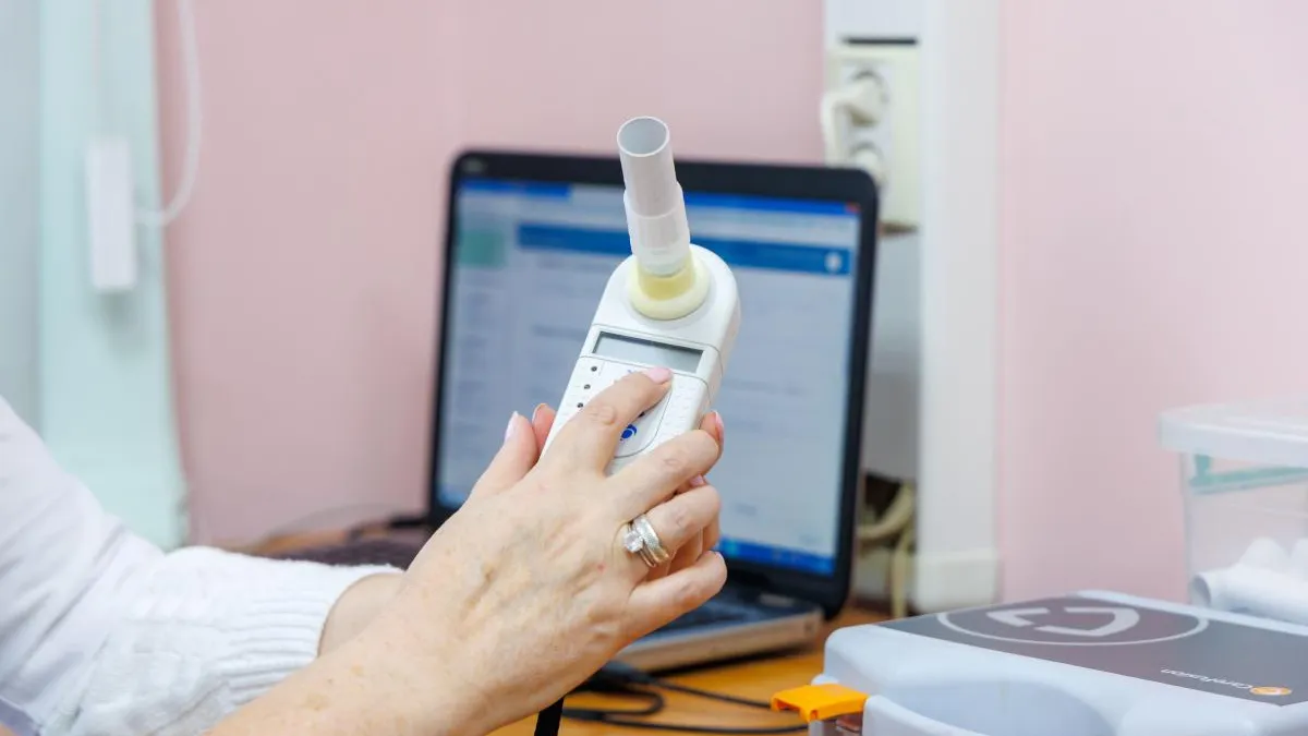 «Стул и расстегнутый воротник». Как спасти жизнь за три минуты при приступе астмы