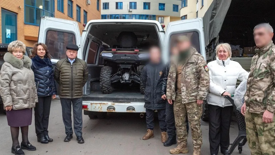 Слева направо: Анна Бабалова,Лилия Бабалова, Валерий Бунак, Антонина Кошкина с бойцами СВО. Фото: Администрация г.о. Реутов