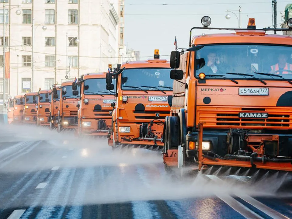 Поливальные машины, внимание к близким, специальные комнаты: как в Подмосковье планируют бороться с аномальной жарой