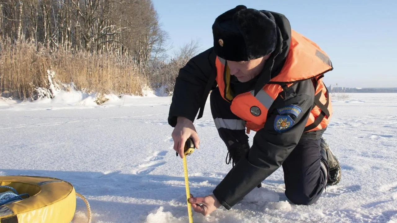 В ГКУ МО «Мособлпожспас» рассказали об опасности неоднородного льда на водоемах