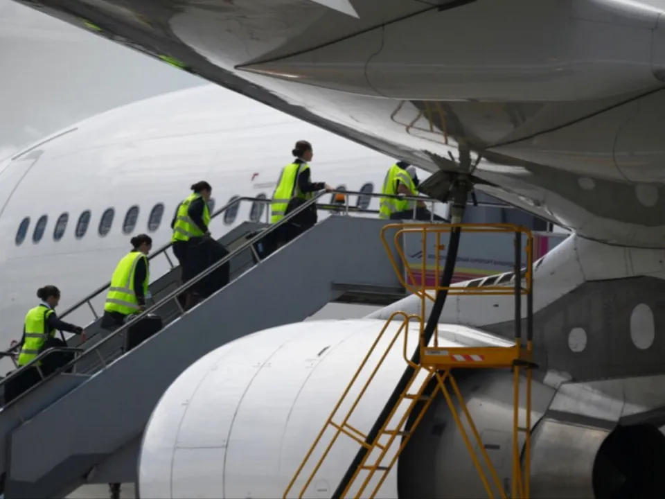 «Вода залилась прямо в салон, мы подмочили ноги»: выяснилось, к каким последствиям привели мощные ливни в Сочи