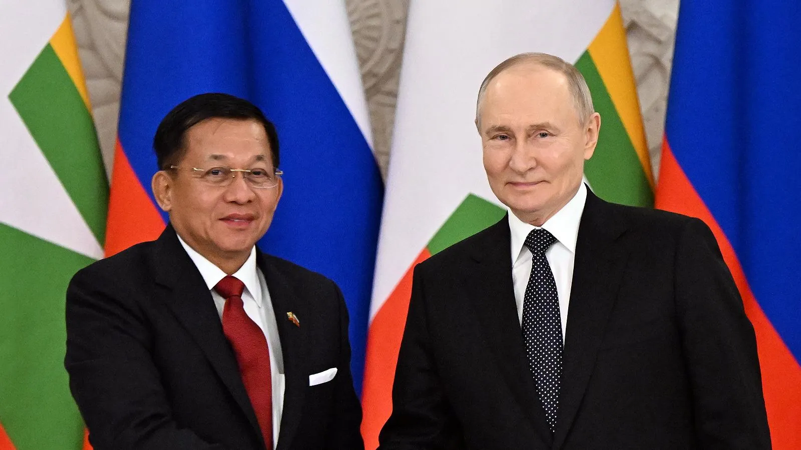 Премьер-министр Мьянмы Мин Аунг Хлаинг и президент России Владимир Путин. Komsomolskaya Pravda