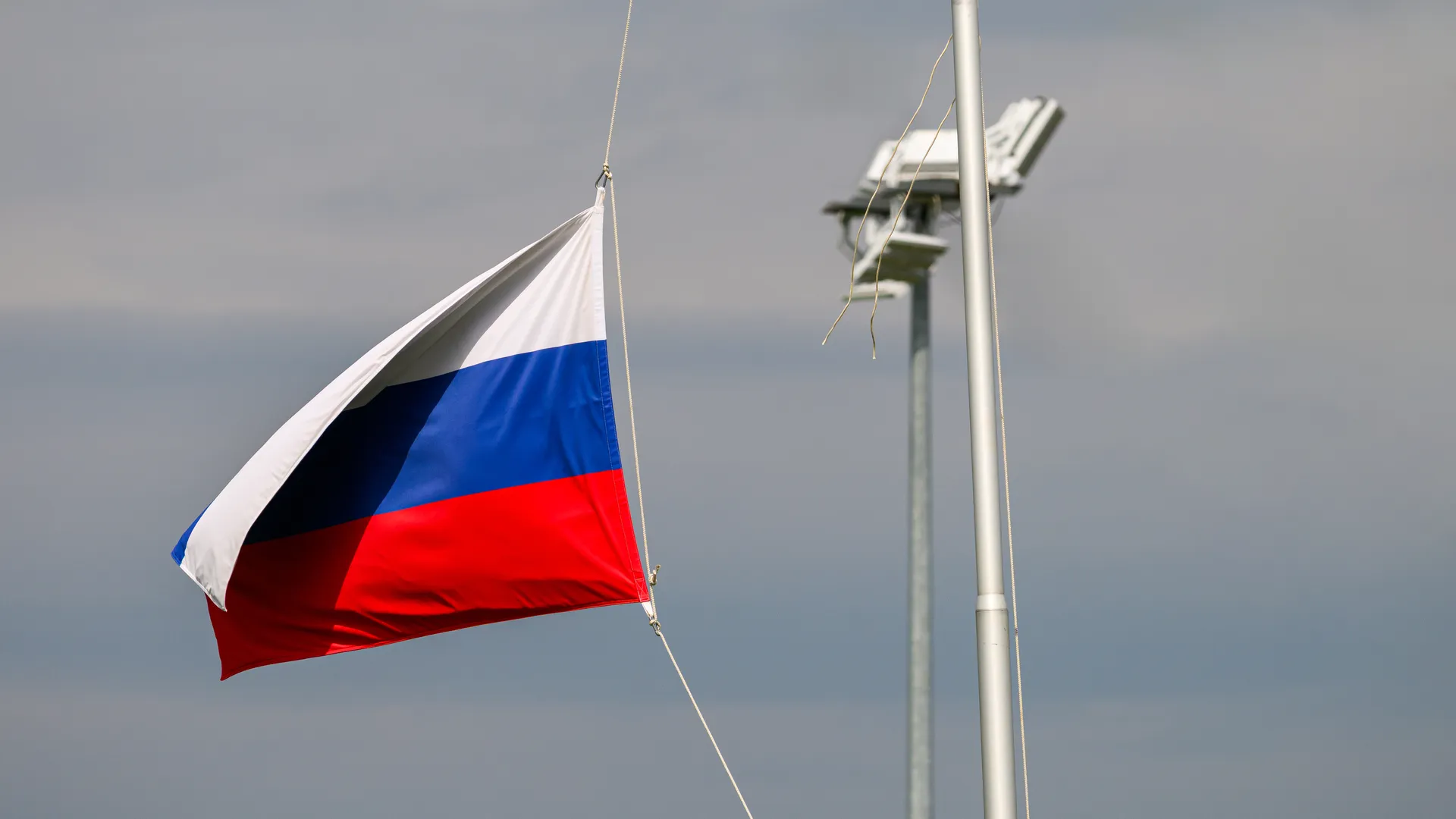 Поднятие флага на соревнованиях по гребному слалому Летней спартакиады молодежи в поселке Богородское