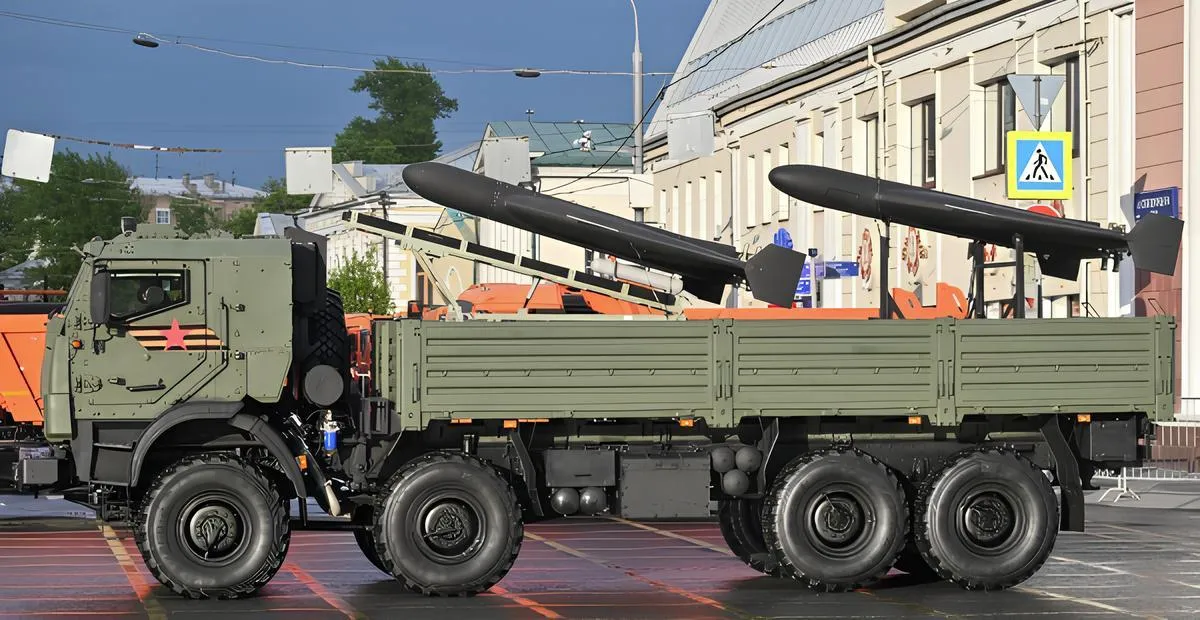 Беспилотные летательные аппараты «Герань-2» в кузове КамАЗа на репетиции парада в честь 80-й годовщины Победы в Великой Отечественной войне. Илья Питалев