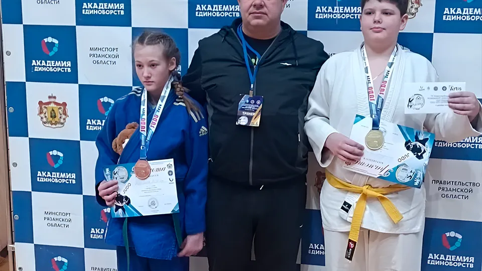 Милана Кузьмина, тренер Александр Афонин, Матвей Стряпунин (слева направо). Фото: МАУ «Дворец спорта «Зарайск»