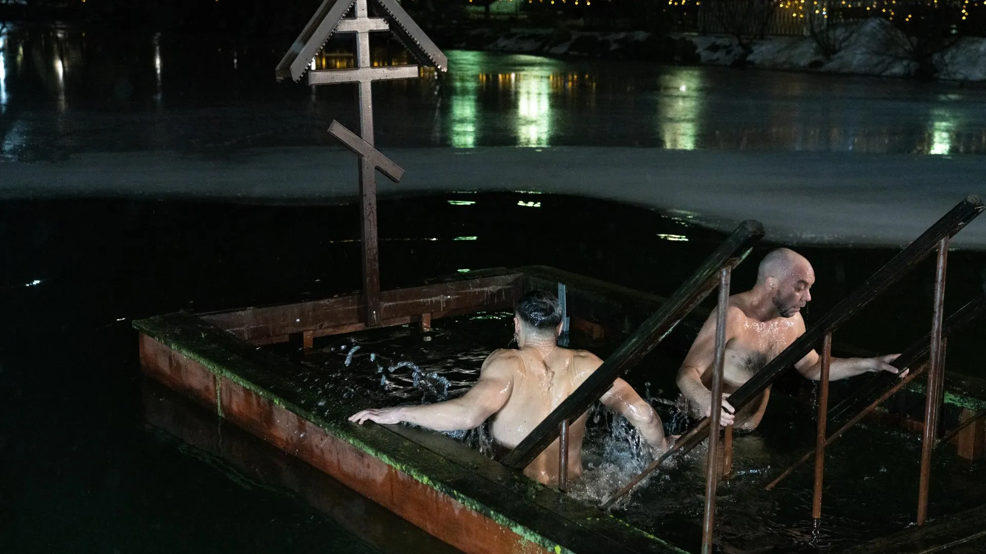 Опасный обряд: врач назвала болезни, при которых запрещено зимнее купание