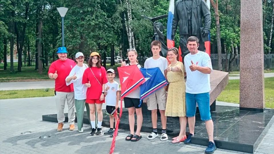 Семьи Толиашвили (слева) и Жуковых (справа). Фото: vk.com/Екатерина Жукова