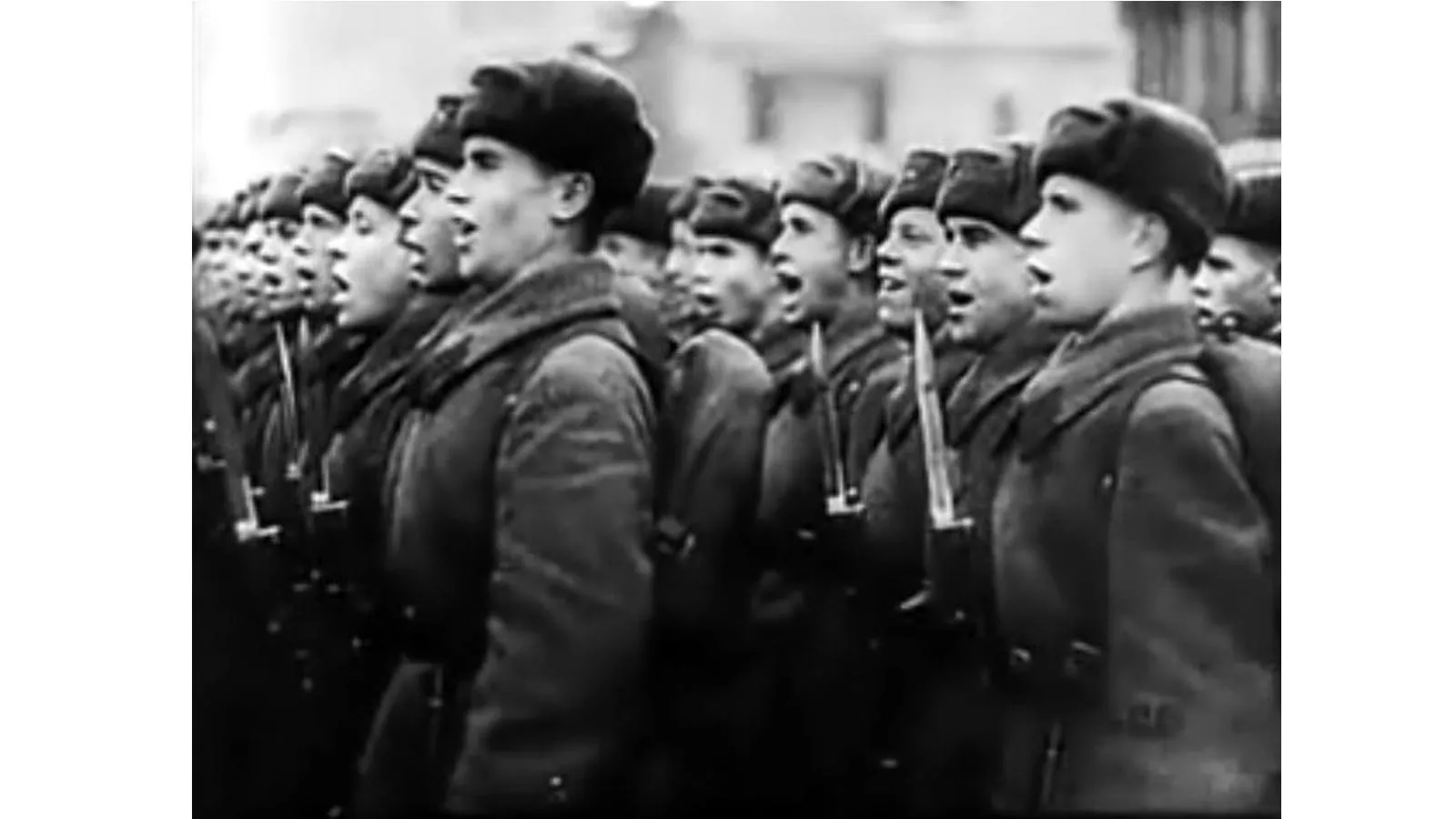 Советские бойцы приветствуют Сталина на параде 7 октября 1941 года. Кадр из кинохроники