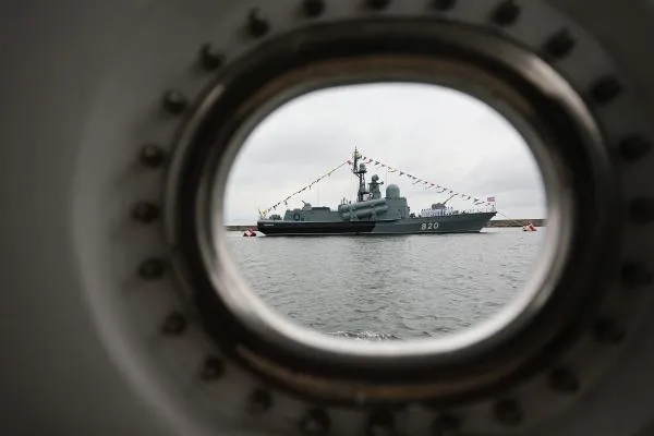 Калининград, экипаж ракетного катера «Чувашия» принимает участие в параде, посвященном празднованию Дня Военно-морского флота