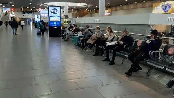 В аэропорту Пулково рецидивист похитил у пассажирки телефон