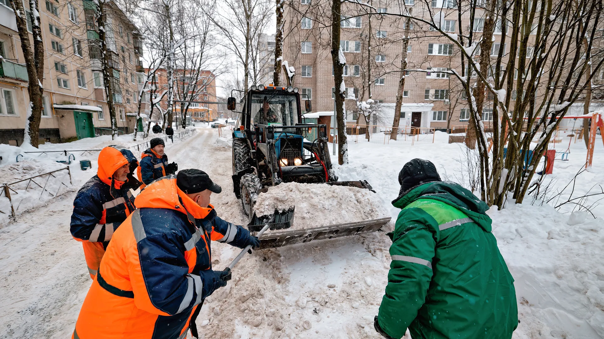 Уборка снега в поселке Большие Вяземы Одинцовского округа