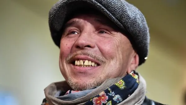 Сукачев начал торговать кепками