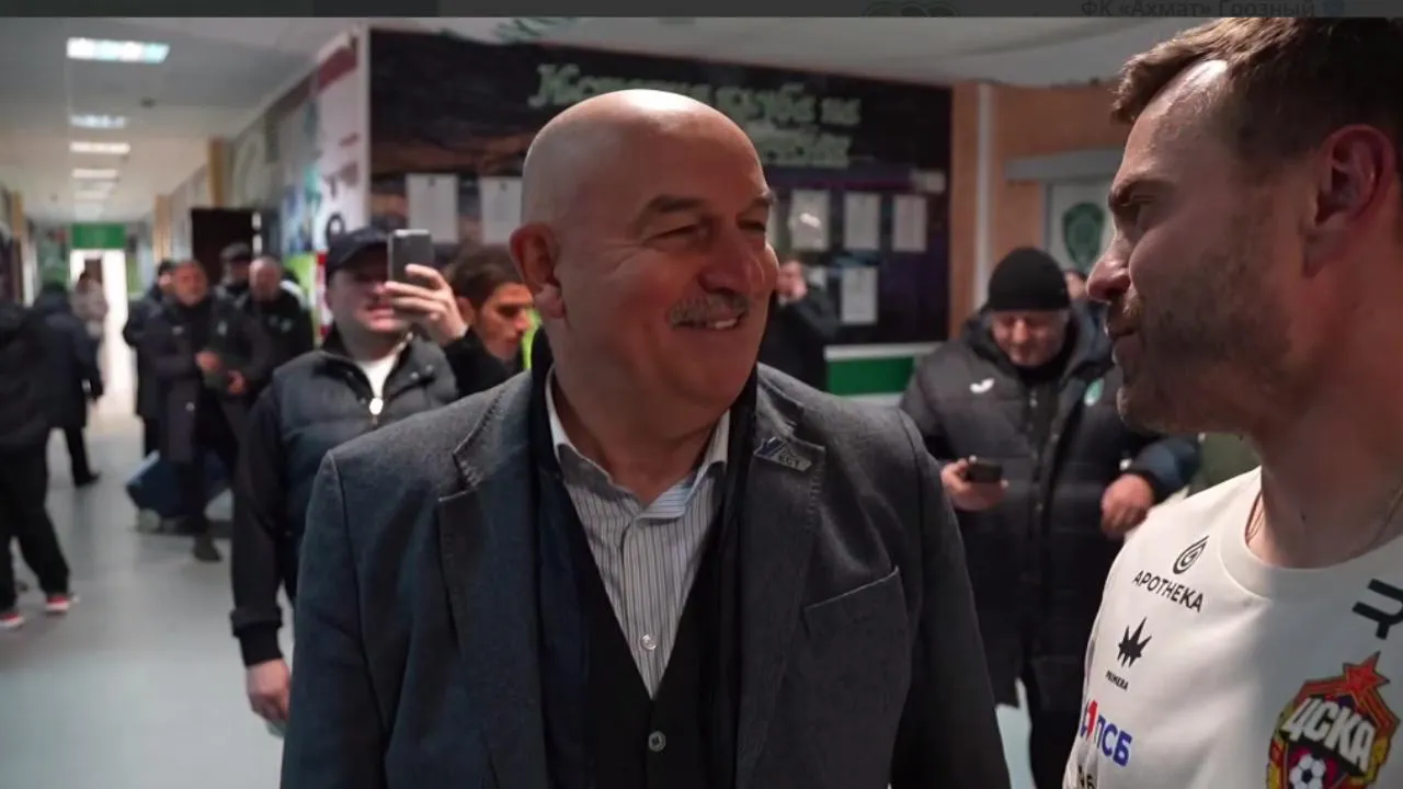 Черчесов подарил Акинфееву именную футболку с автографом