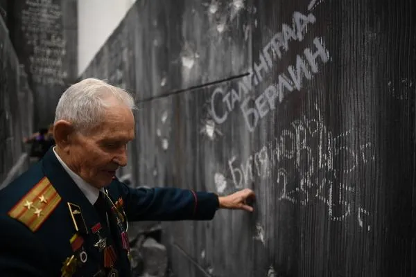 Ветеран Великой Отечественной войны Ростислав Дмитриевич Битянов наносит надпись на стену Рейхстага в историко-художественной панораме «Битва за Берлин. Подвиг знаменосцев», которая достоверно изображает часть площади Республики и здание немецкого парламента. Первый раз фронтовик расписался на немецком парламенте 2 мая 1945 года, начертив осколком кирпича на высоте трех метров: «Сталинград — Берлин, Битяновы. 2.V.45 г.».