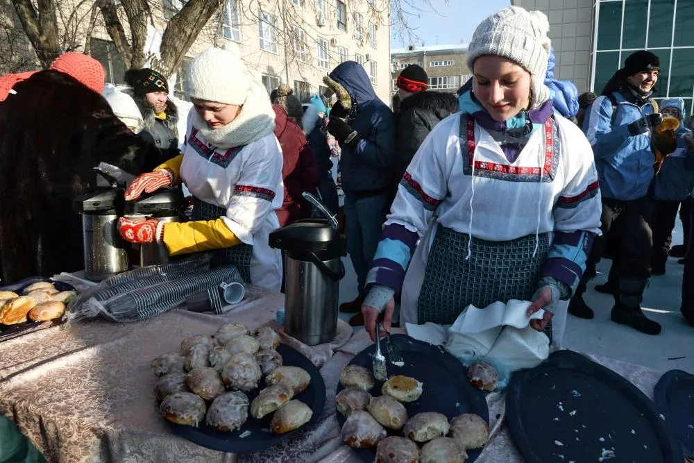 Студенты на праздничных мероприятиях, посвященных Татьяниному дню, у часовни Святой великомученицы Татьяны в Барнауле