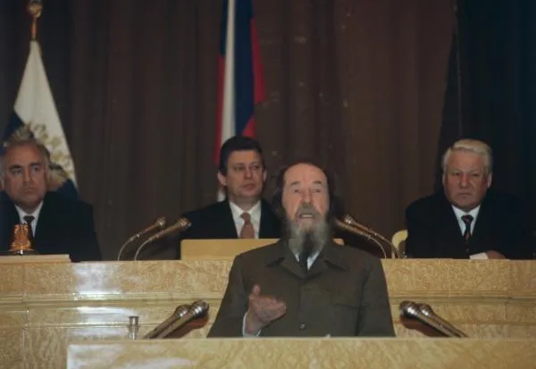 Русский писатель, публицист, историк, поэт и общественный деятель, лауреат Нобелевской премии по литературе Александр Исаевич Солженицын выступает перед депутатами Государственной думы, 28 октября 1994 года